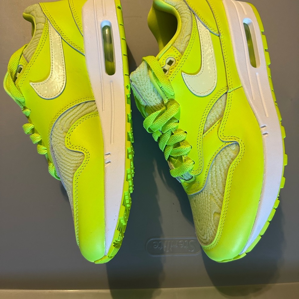 Nike Sneakers in Neon Yellow - Picture 2 of 3